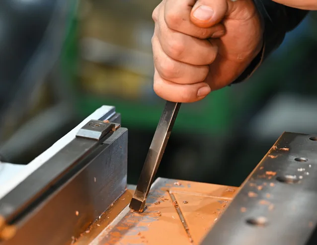 Hand scraping and contact-ratio checking on machine tool guideways