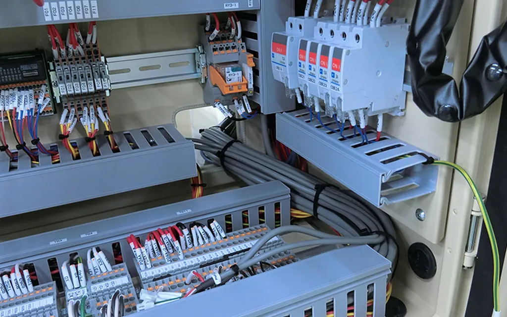 PLC 控制系统的日常养护：备份、电源与接地 现场实拍